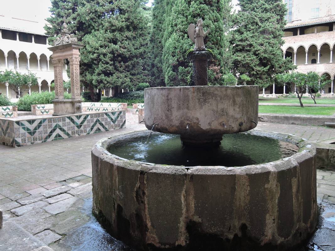 Kláštor Santa Maria de Pedralbes - fontána pred refektárom