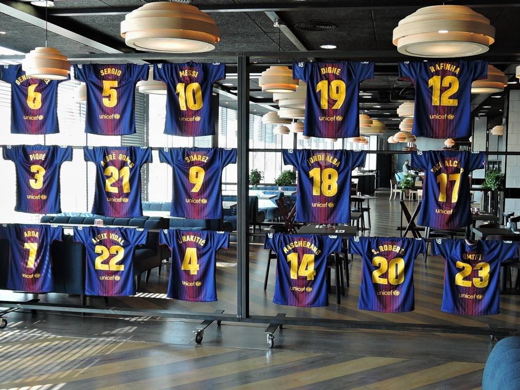 Nou Camp - výzdoba v baroch pred sky boxami