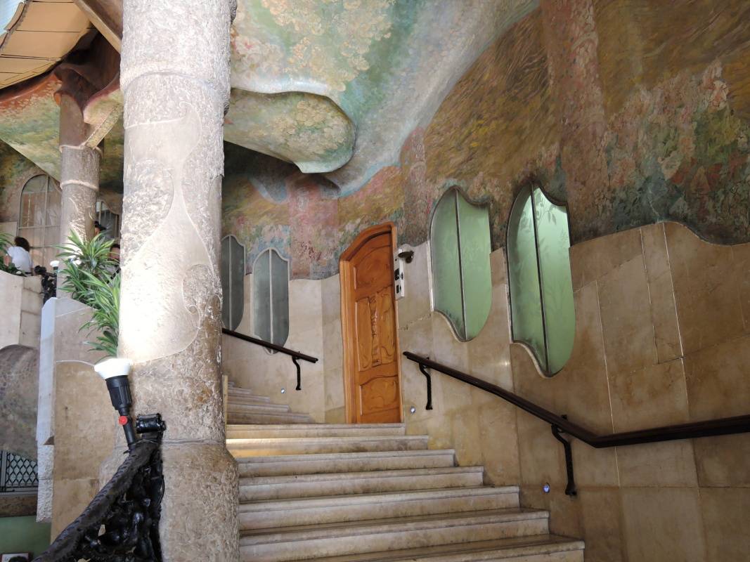 La Pedrera - schodisko ako akvárium vedúce na prvé poschodie