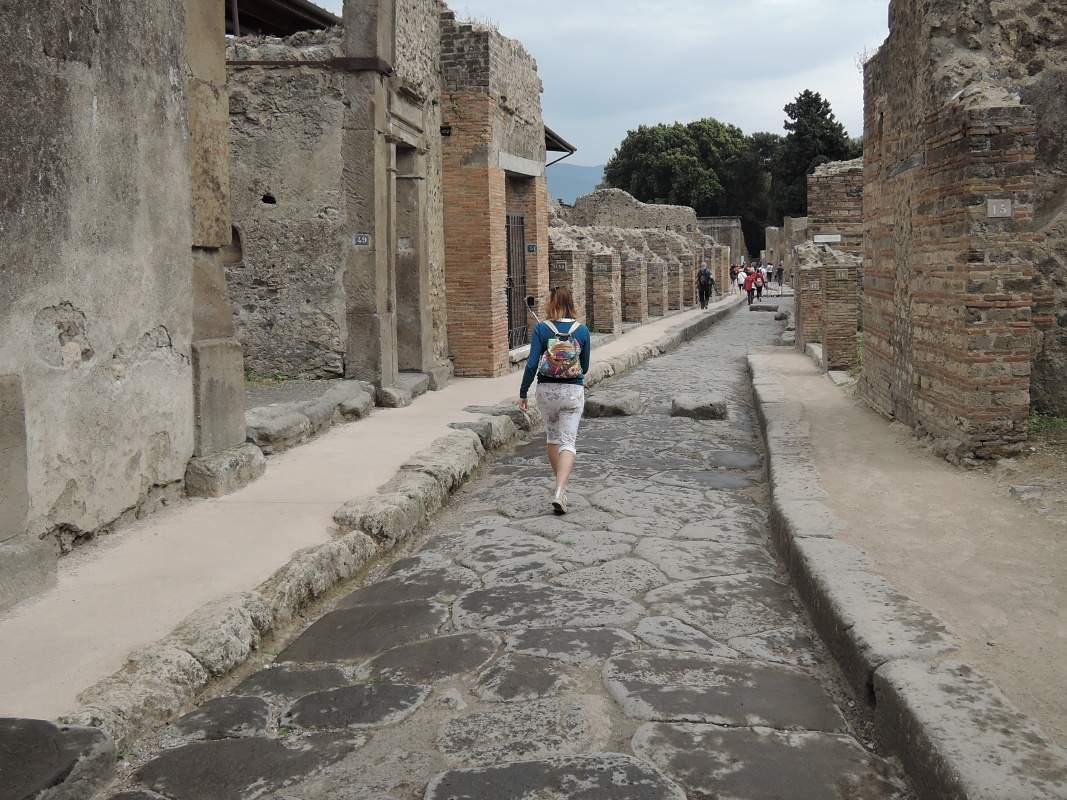 Pompeje - ulička k nevestincu (Vicolo del Lupanare)