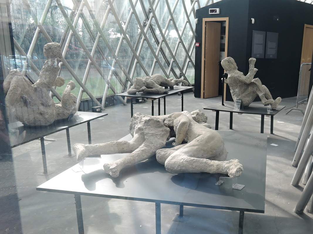 Expozícia pri vstupe na Piazza Anfiteatro