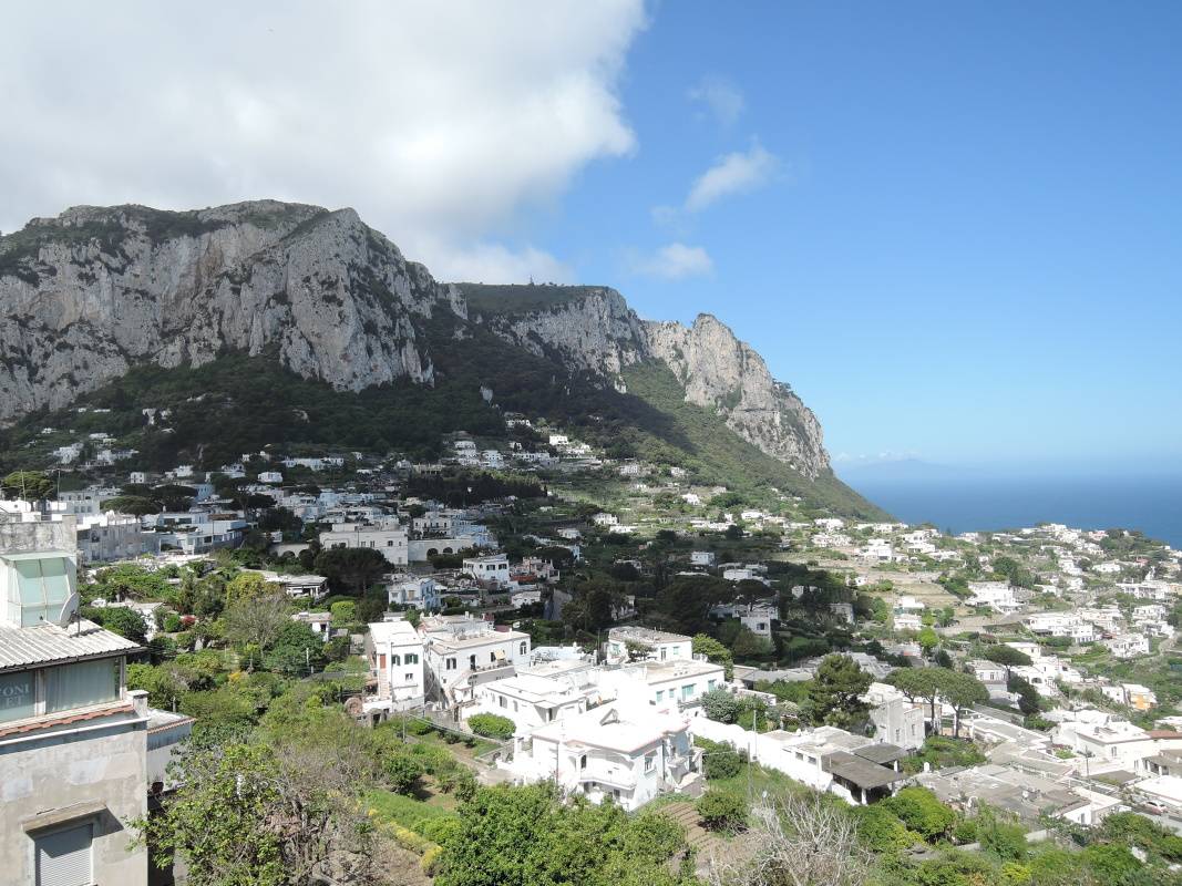 Capri - výhľad z Piazzety, nad stanicou lanovky