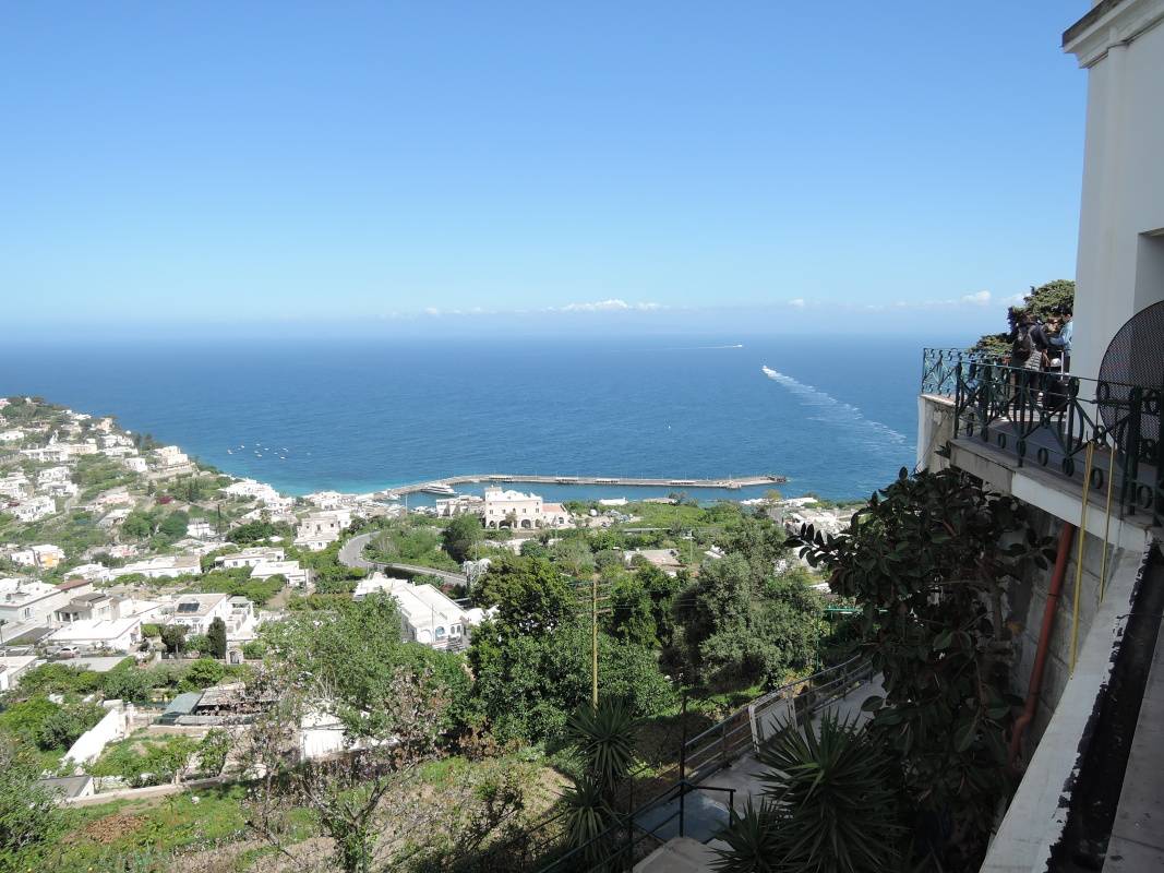 Capri - výhľad z Piazzety, nad stanicou lanovky