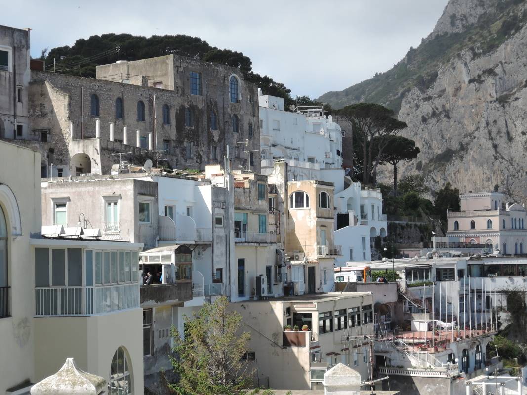 Capri - výhľad z Piazzety, nad stanicou lanovky