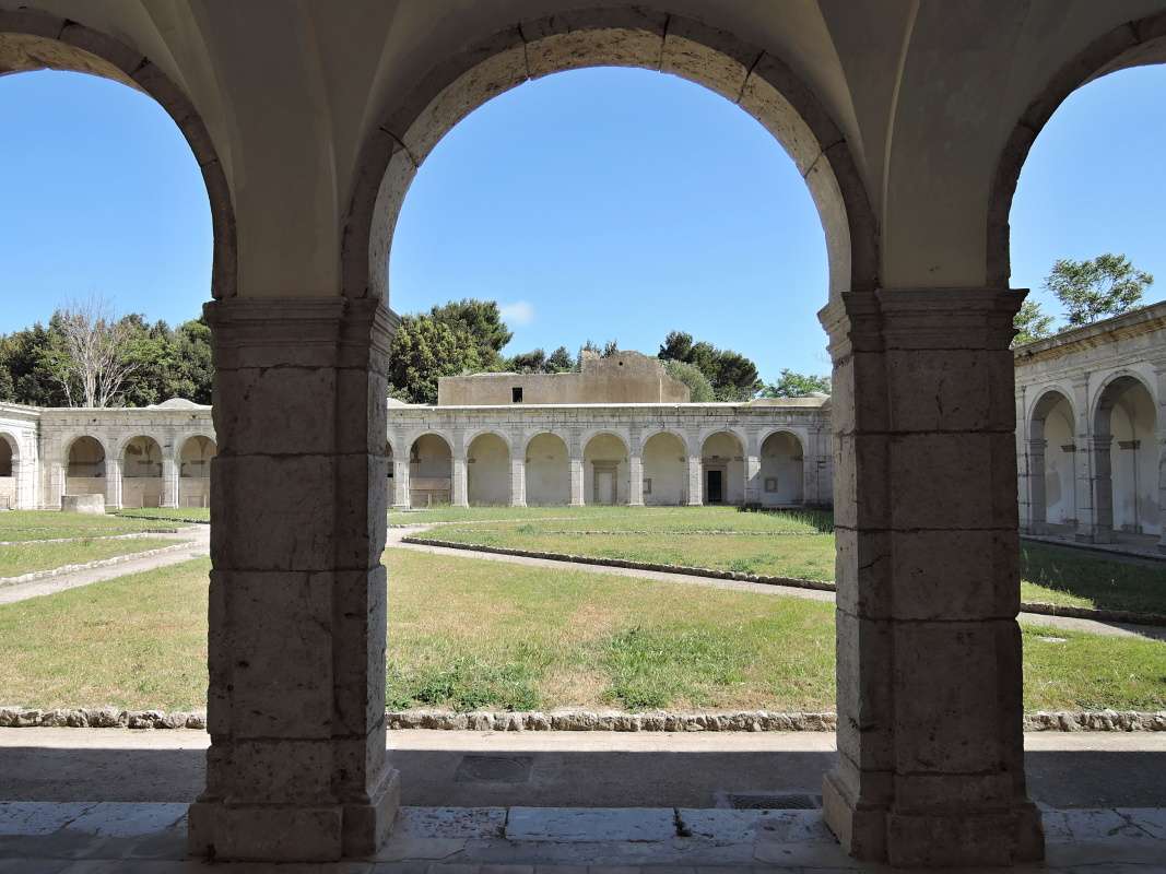 Capri - Kartuziánsky kláštor - posledný pohľad na veľké nádvorie