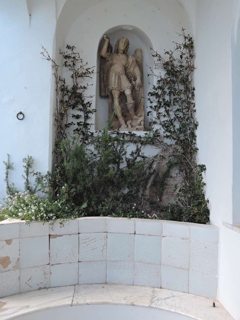 San Michele - archanjel Michal za kaplnkou