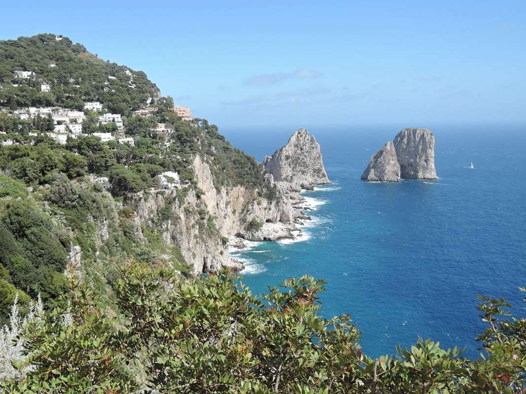 Capri - Augustove záhrady - výhľad na Faraglioni