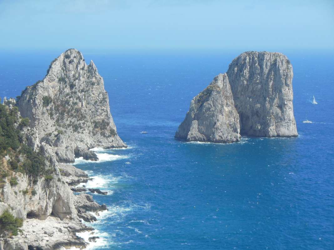 Capri - Augustove záhrady - výhľad na Faraglioni