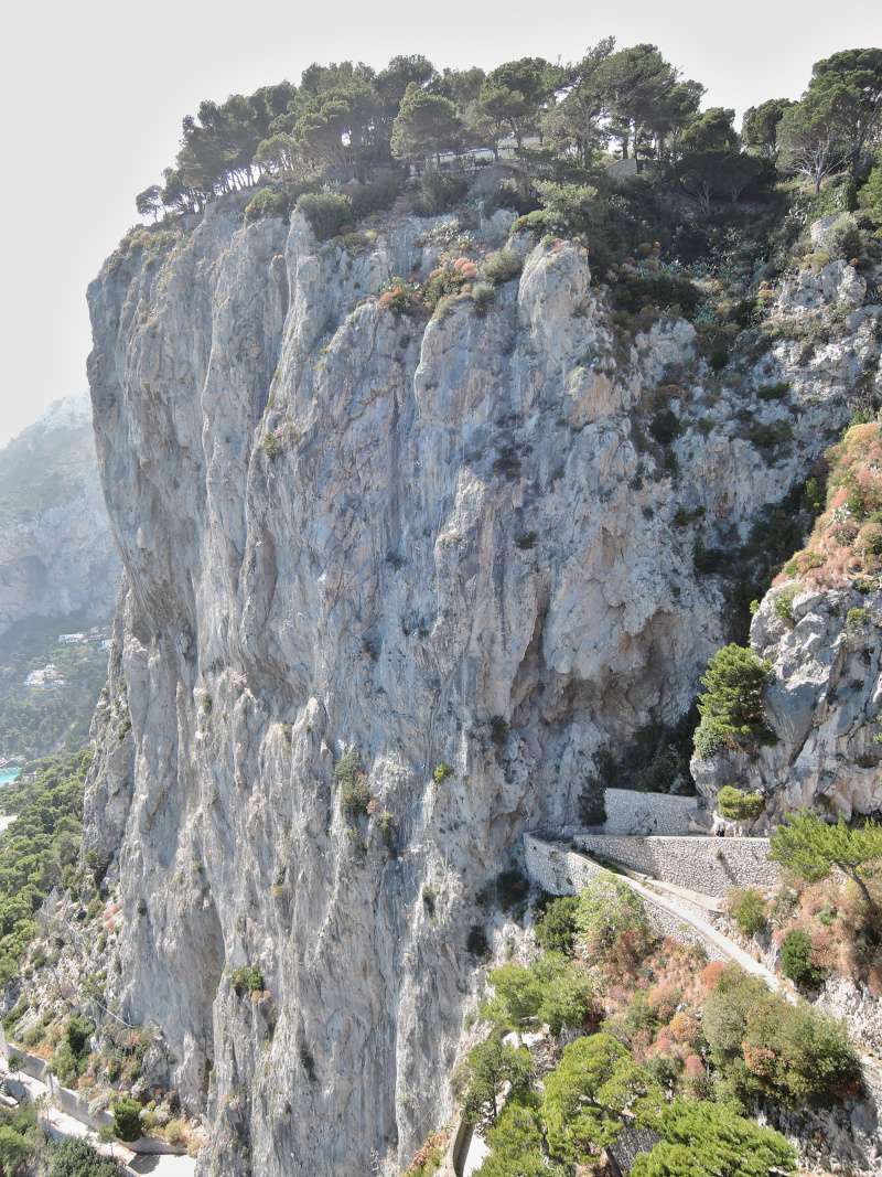 Capri - Augustove záhrady - skala nad pobrežím