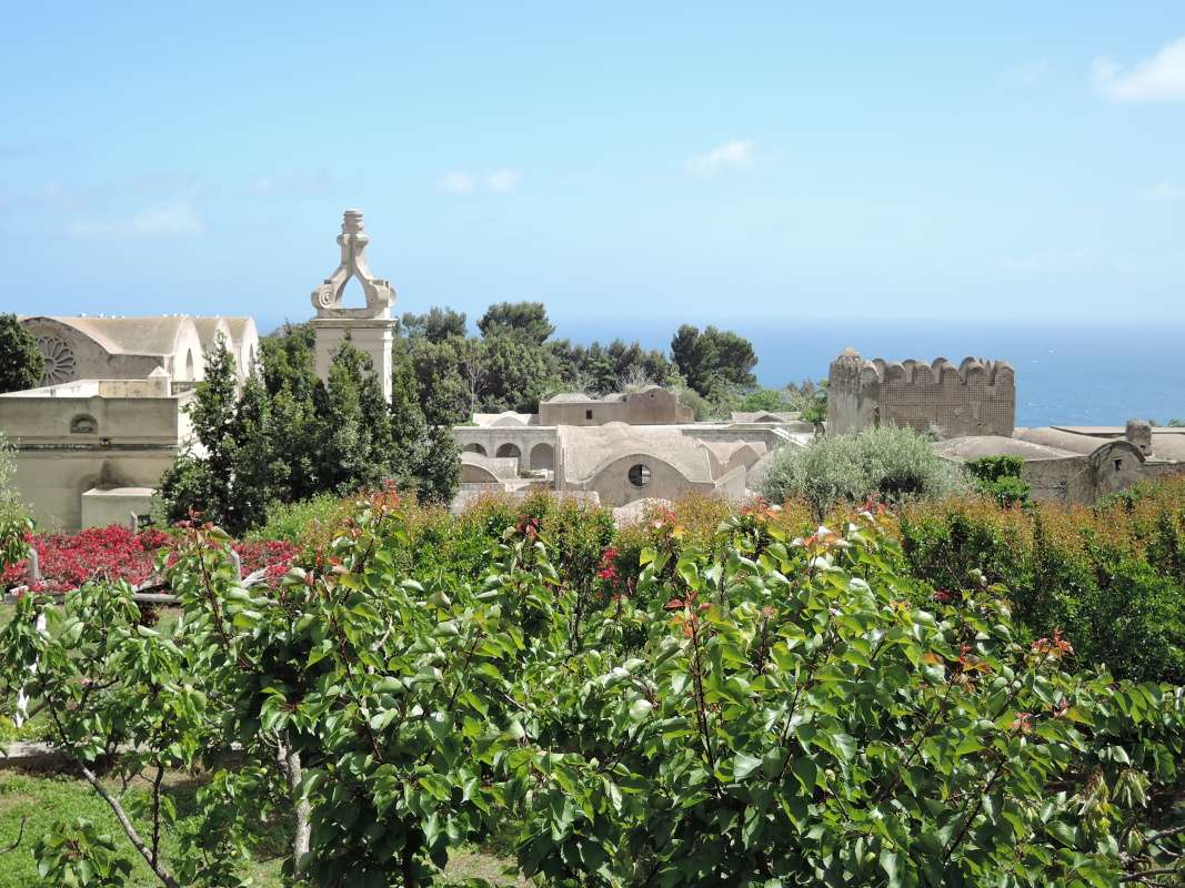 Capri - pohľad na kartuziánsky kláštor sv. Jakuba (Certosa di San Giacomo)