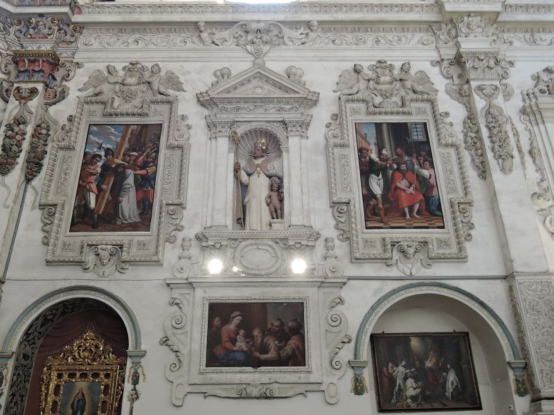Kartuziánsky kláštor - kostol - výzdoba na stenách