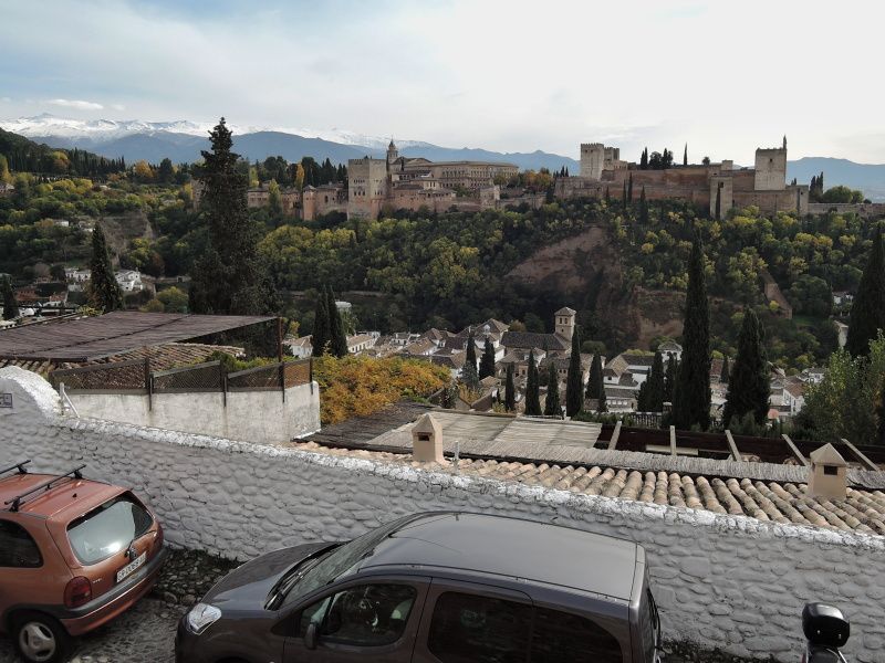 Albaicín - Alhambra z vyhliadky sv. Mikuláša, so zasneženou Sierra Nevadou