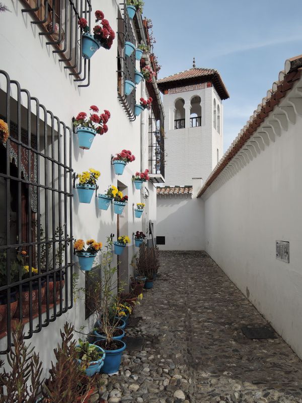 Albaicín - ulička za Kostolom sv. Mikuláša a veža Mešity