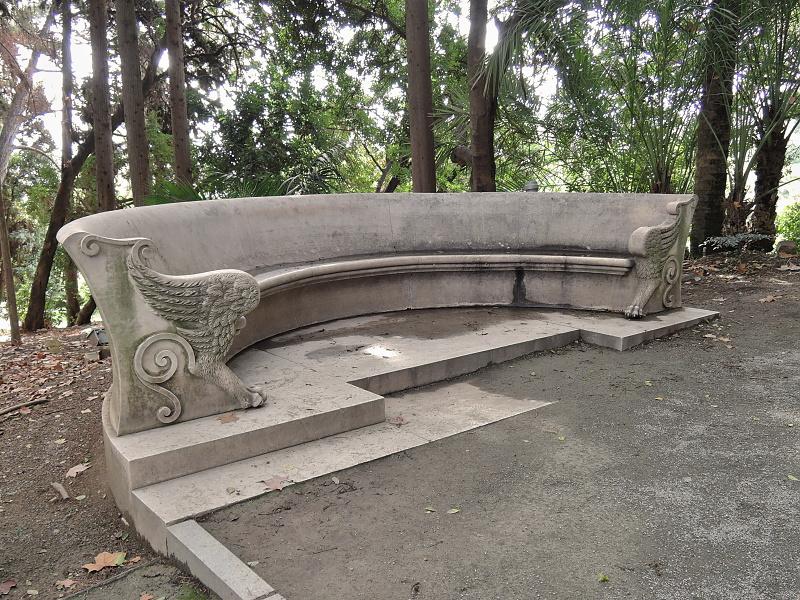 Dórsky pavilón - lavička pred pavilónom