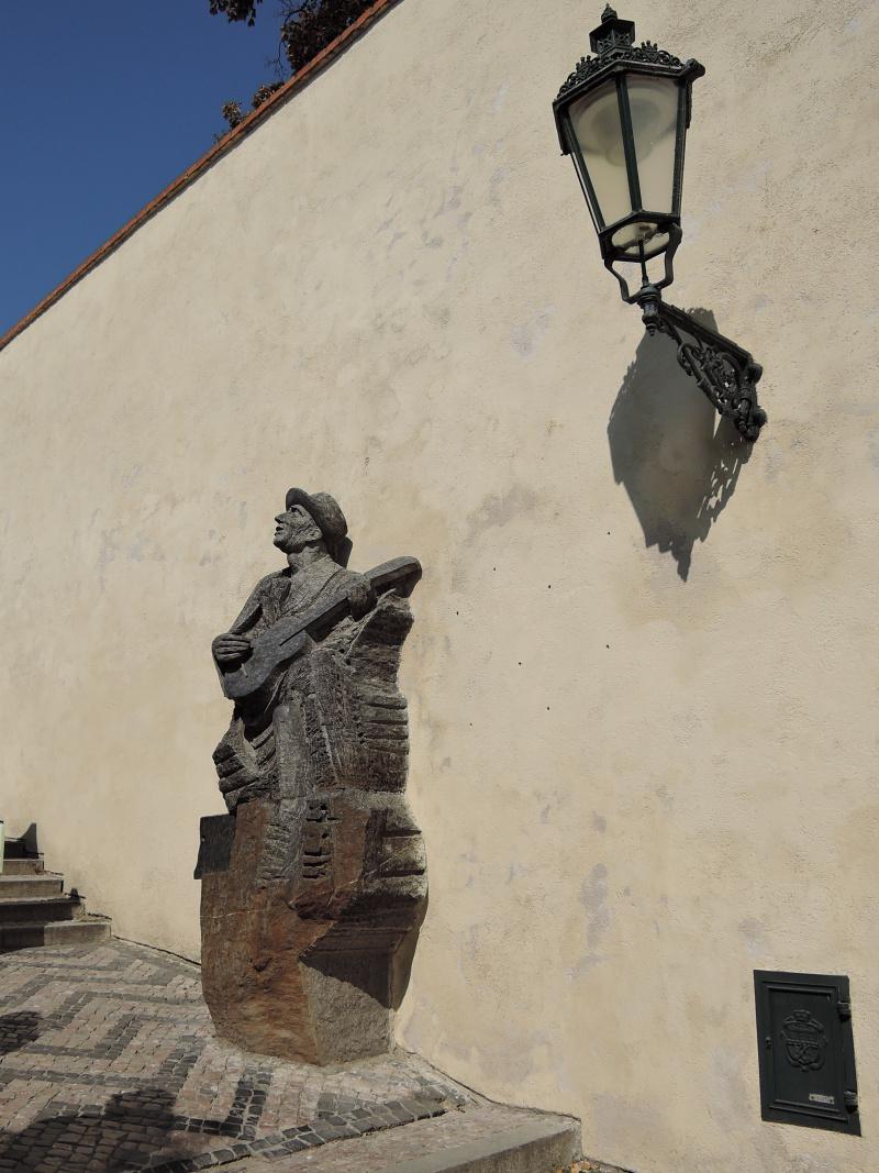 Socha Karla Hašlera na Starých zámockých schodoch
