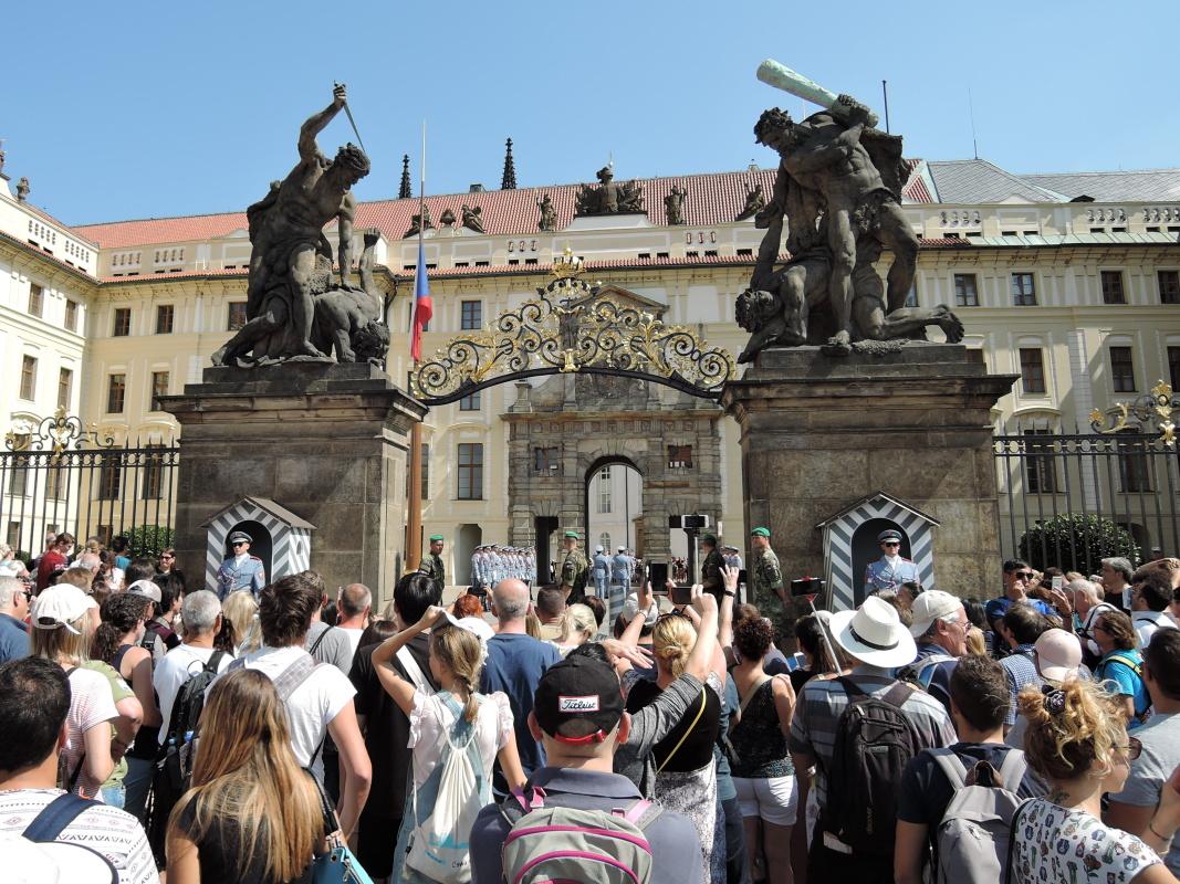 Prvé nádvorie Pražského hradu - výmena stráží