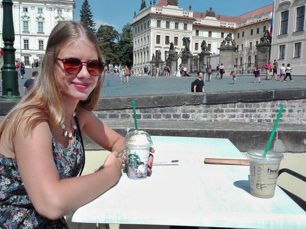 Starbucks prestávka pred Hradčanským námestím