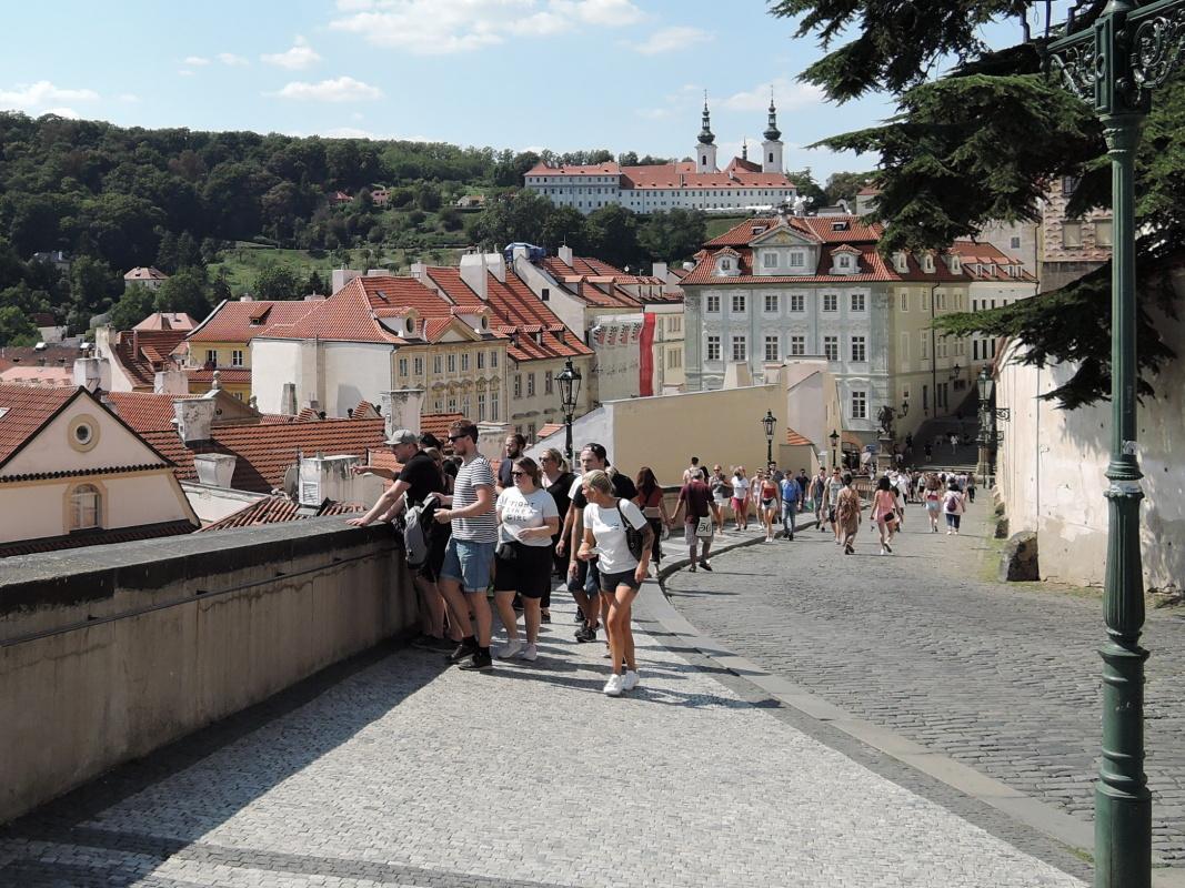 Ulička Ke Hradu - vzadu strahovský kláštor