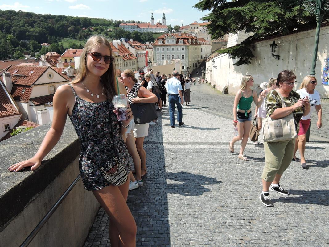 Ulička Ke Hradu - vzadu strahovský kláštor