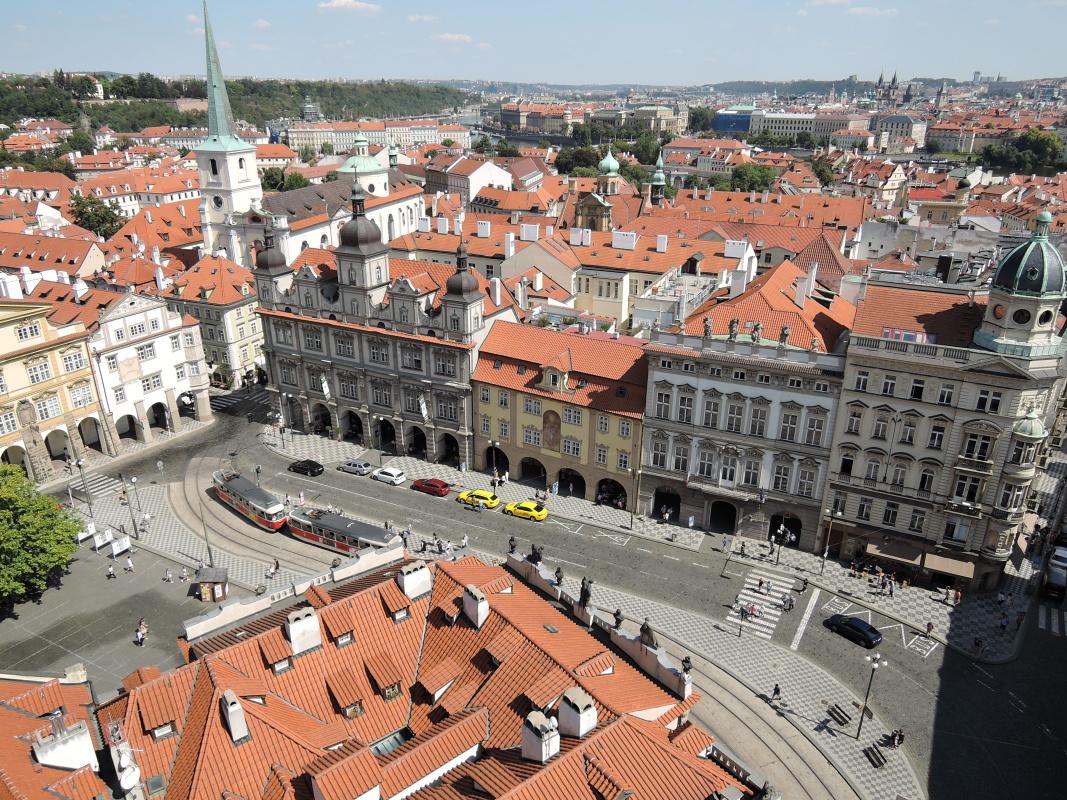 Výhľad - Malostranské námestie, sivá budova vľavo je Malostranská radnica