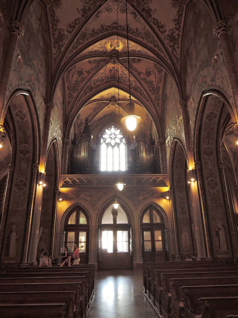 Pohľad od oltára k vstupu, organ