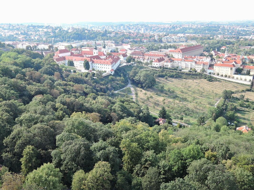 Petřín - výhľad na Strahovský kláštor