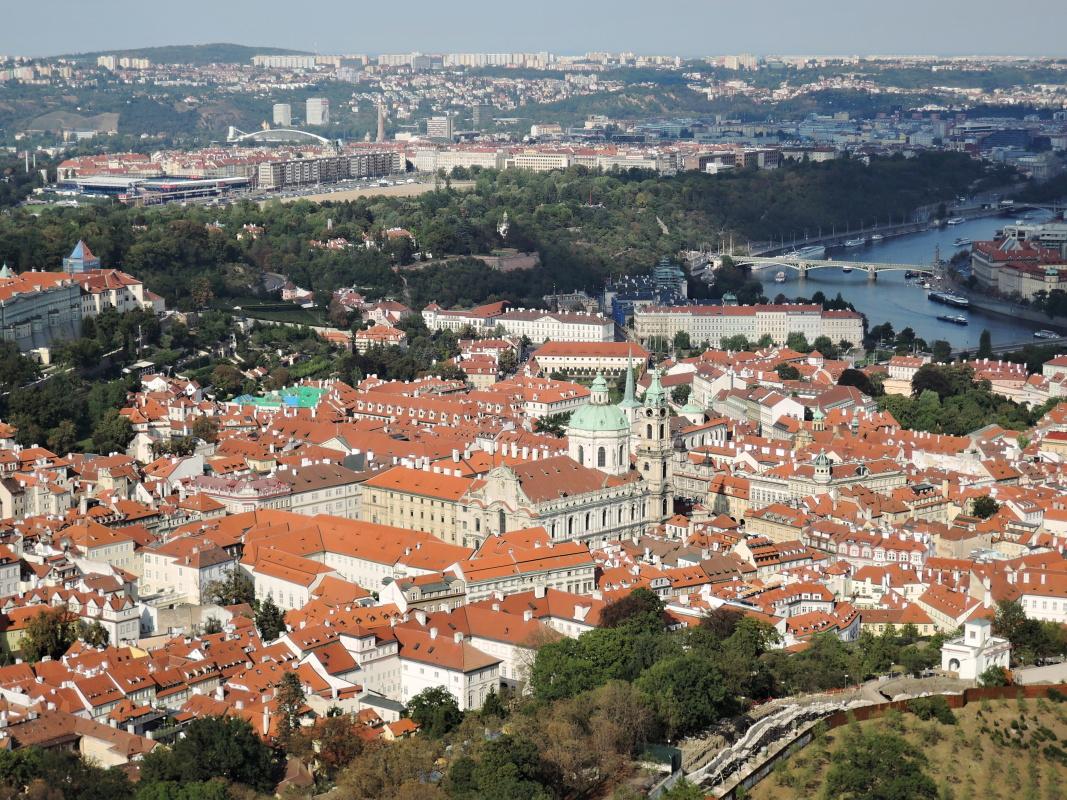 Petřín - výhľad na Malú Stranu s Kostolom sv. Mikuláša a vežou