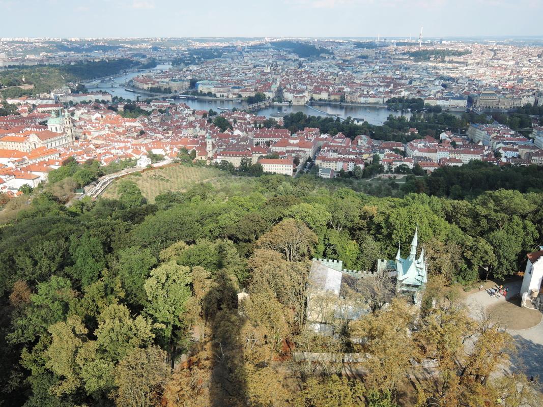 Petřín - výhľad na Staré Mesto a Žižkov, dole Zrkadlové bludisko