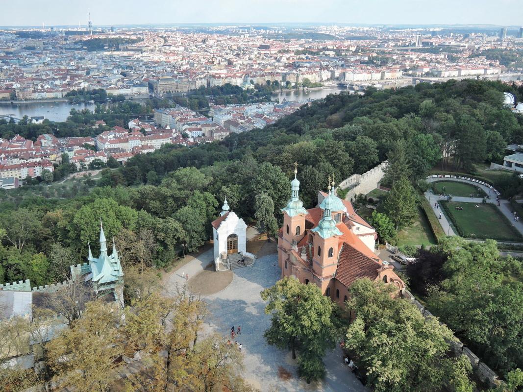 Petřín - výhľad na Národné divadlo a Žižkov, dole Zrkadlové bludisko a Katedrálu sv. Vavrinca