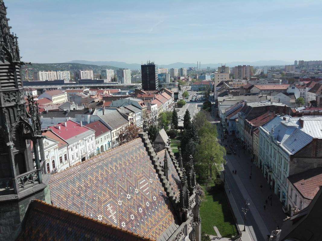 Výhľad z veže - Halvná ulica, smer DoubleTree by Hilton, Námestie Osloboditeľov