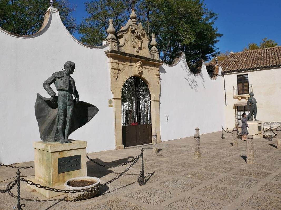 Býčia aréna - vľavo tereádor Cayetano Ordónez a jeho syn Antonio Ordónez vpravo 