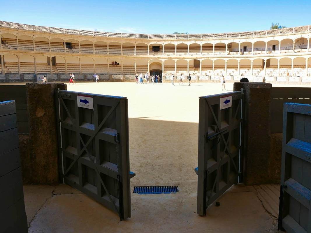 Dovidenia, Plaze de Toros