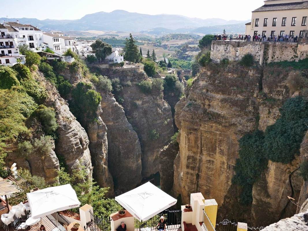 Pohľad cez roklinu Tajo vľavo - v pozadí Starý most (Puente Viejo) a vľavo pred ním záhrady Jardines de Cuenca, vpravo vyhliadka Mirador de Aldehuela kde smerujeme ...