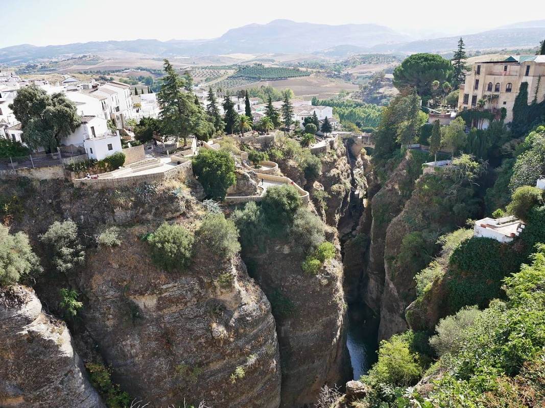 Mirador de Aldehuela - Puente Viejo a vpravo od neho La Casa del Rey Moro, náš ďalší cieľ