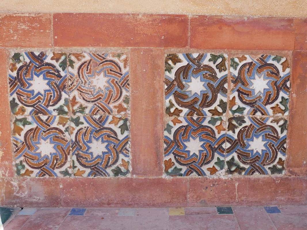 La Casa del Rey Moro - detail soklíku domu
