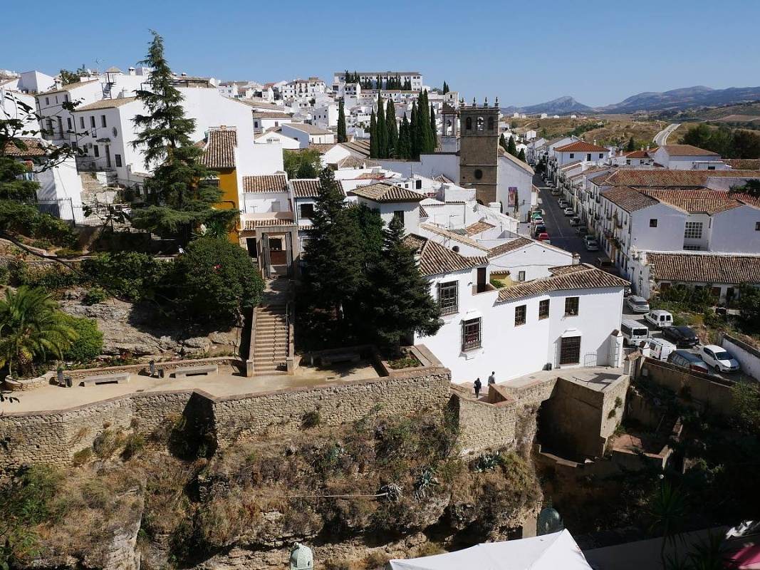 La Casa del Rey Moro - výhľad na biele nové mesto El Mercadillo