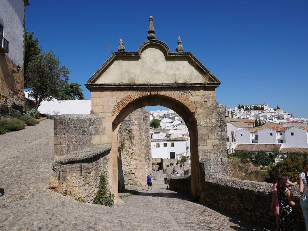 Oblúk Filipa V. (Arco de Felipe V), za ním Starý most (Puente Viejo) a biele nové mesto (El Mercadillo)