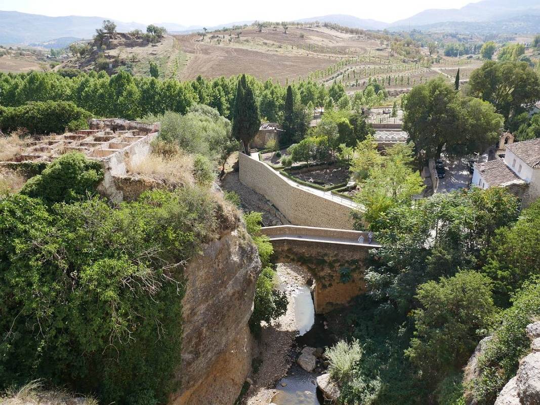 Najstarší Románsky most (Puente Romano), vľavo stará garbiareň (spracovanie koží), vpravo Arabské kúpele 