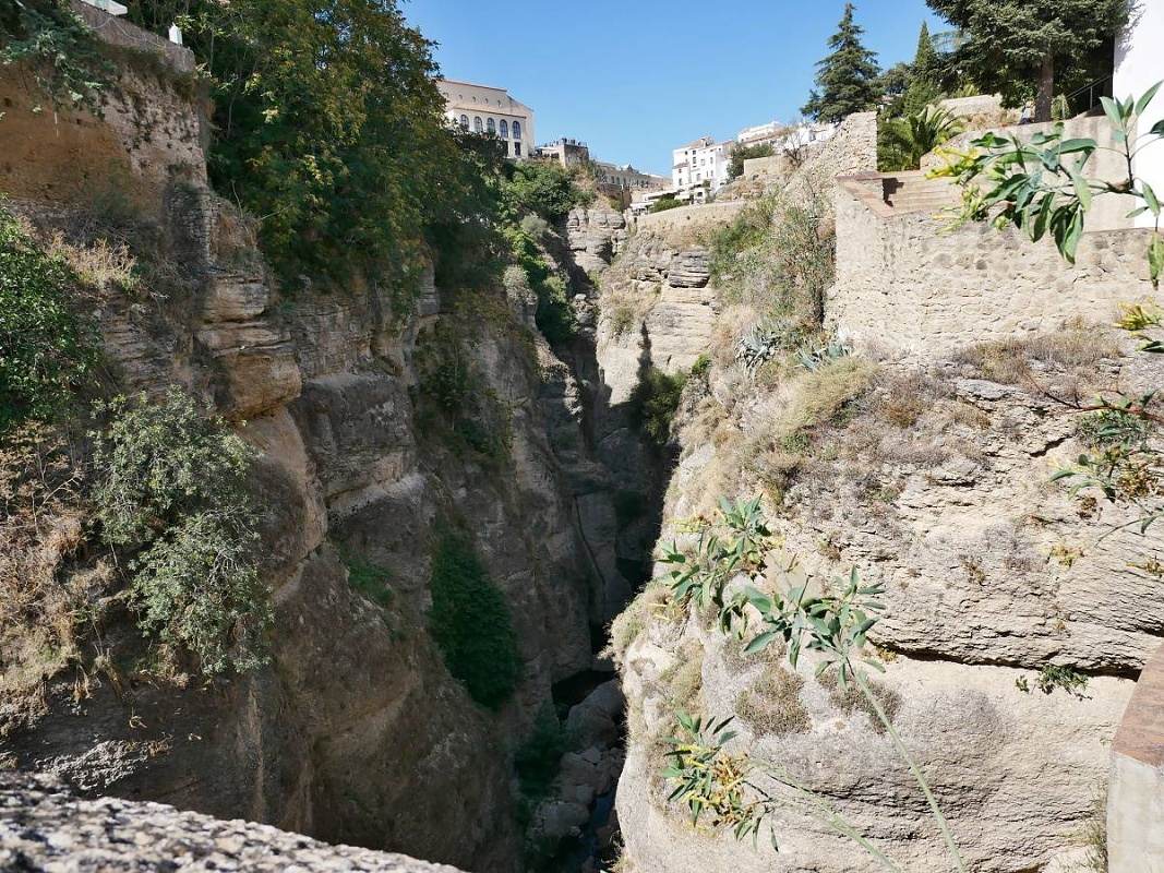 Starý most - výhľad k Novému mostu, vidno vyhliadku Mirador de Aldehuela