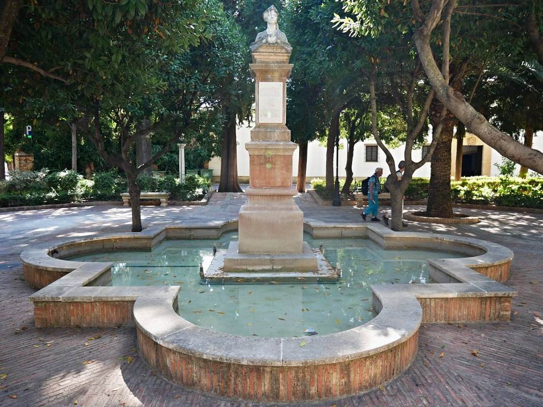 Radničné námestie (Plaza Duquesa de Parcent) - park s fontánou