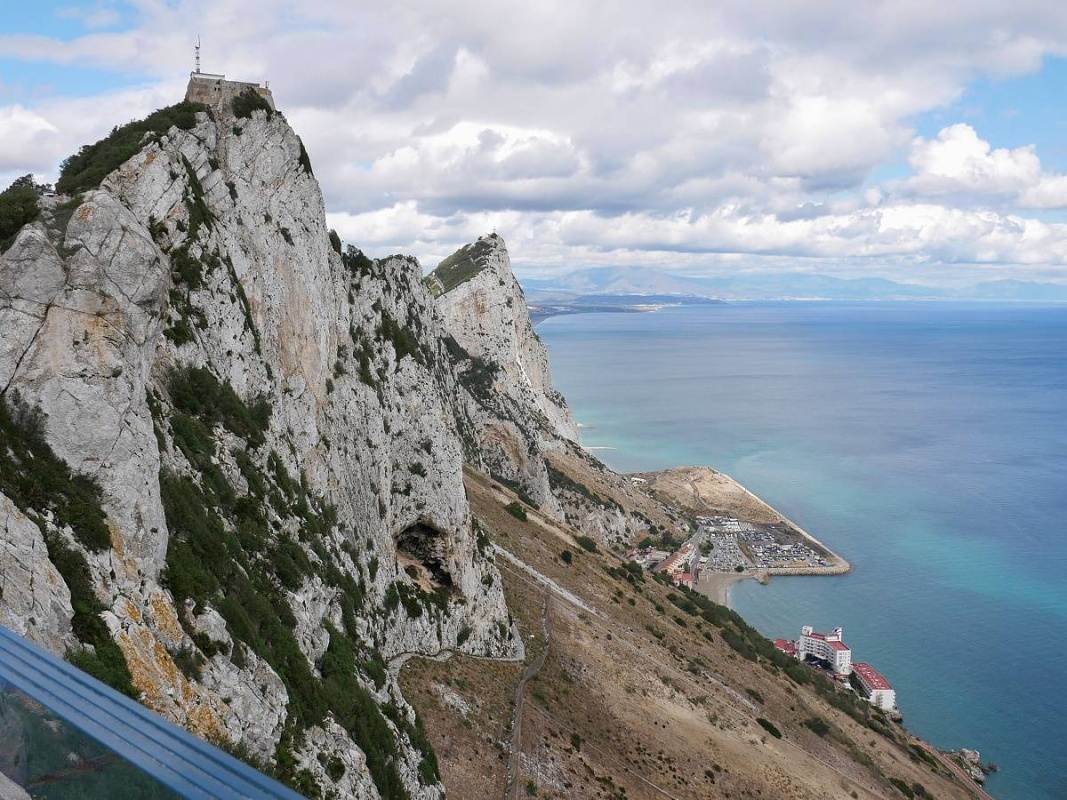 Skala a horná stanica lanovky zo Sky Walku