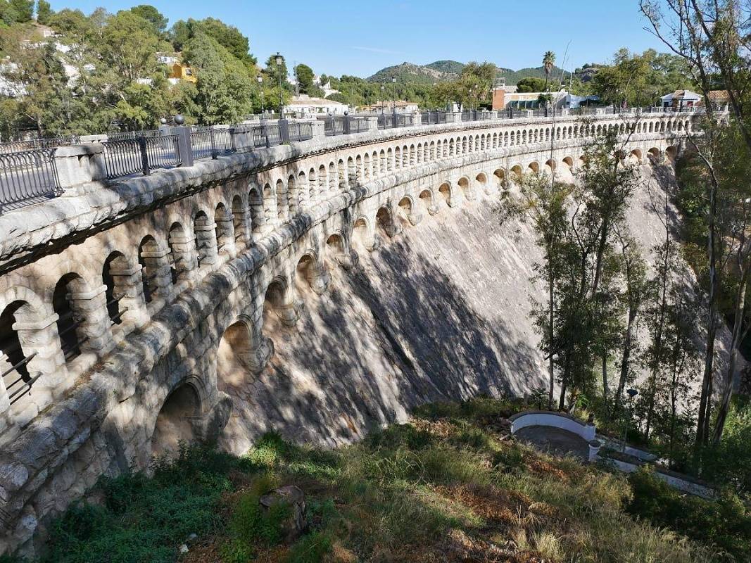 Priehrada grófa z Guadalhorce (Embalse del Conde de Guadalhorce) - priehradná stena - pri nej je začiatok parku a Caminita