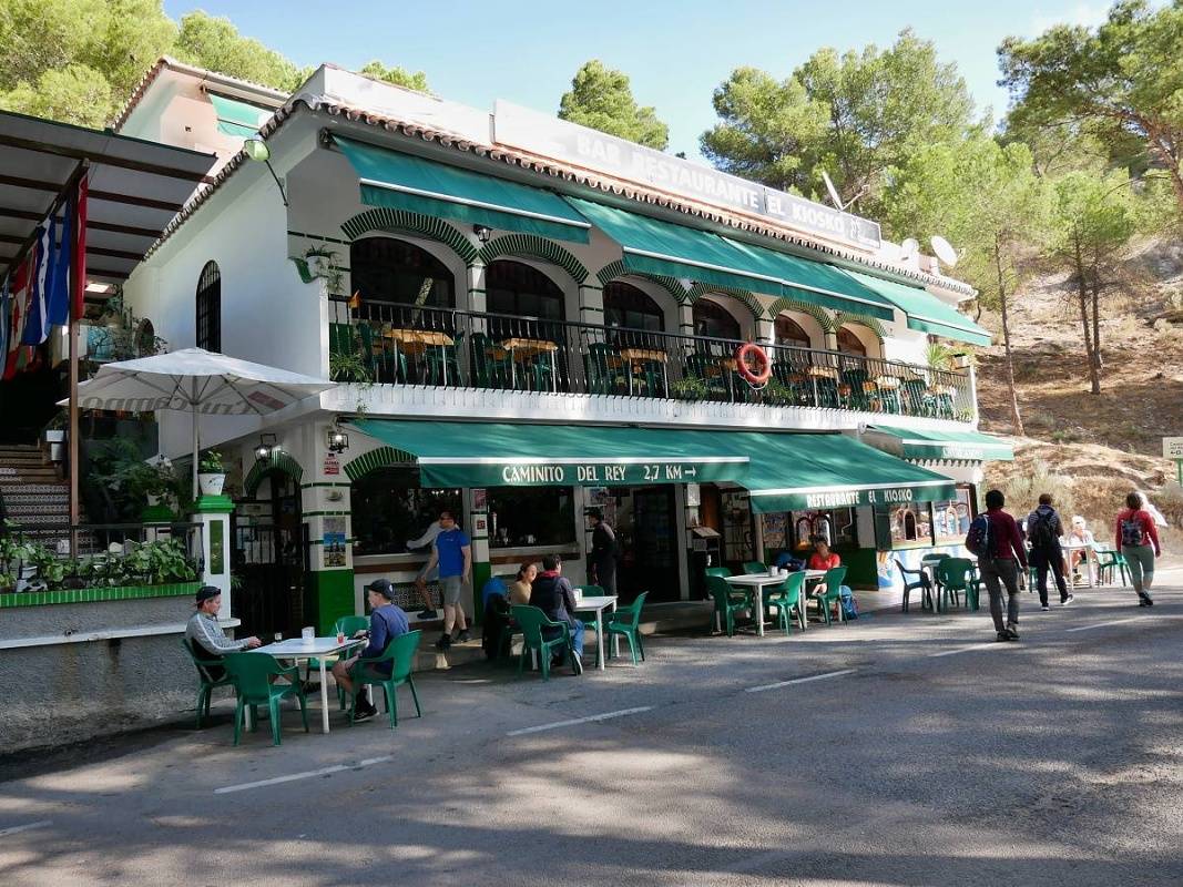 El Kiosko - tu nás vyhodil autobus a nakúpili sme magnetky