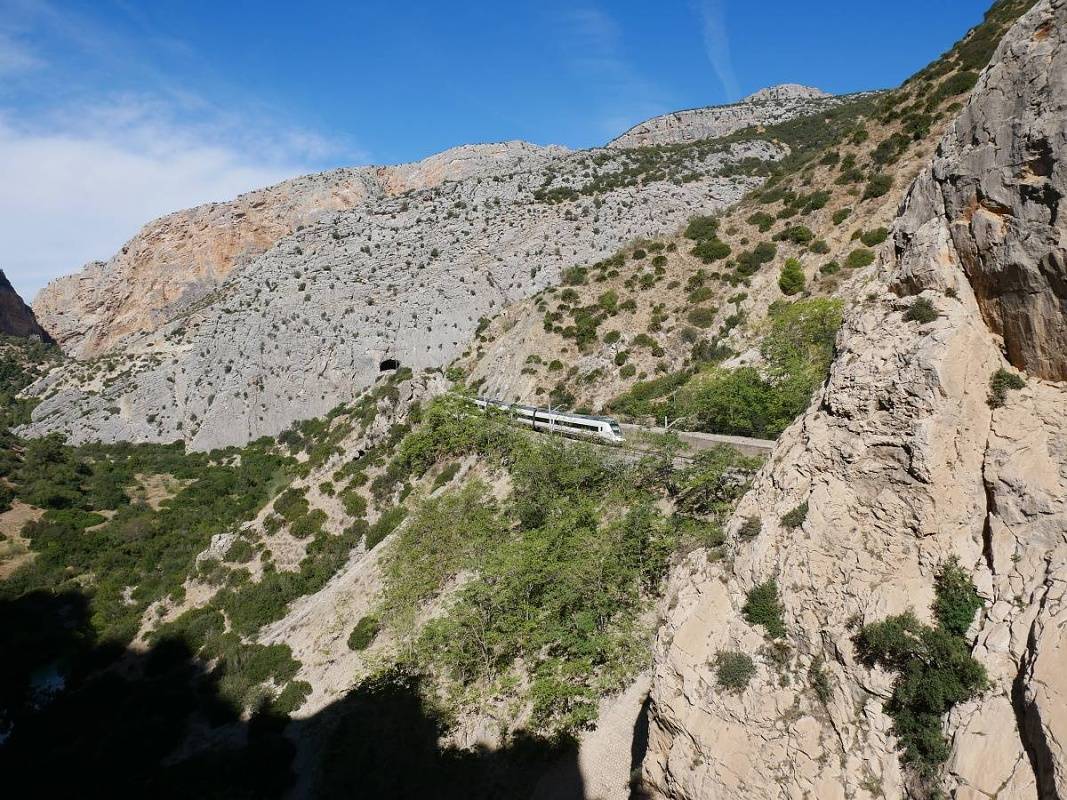 Caminito del Rey - druhá roklina - vlak v údolí