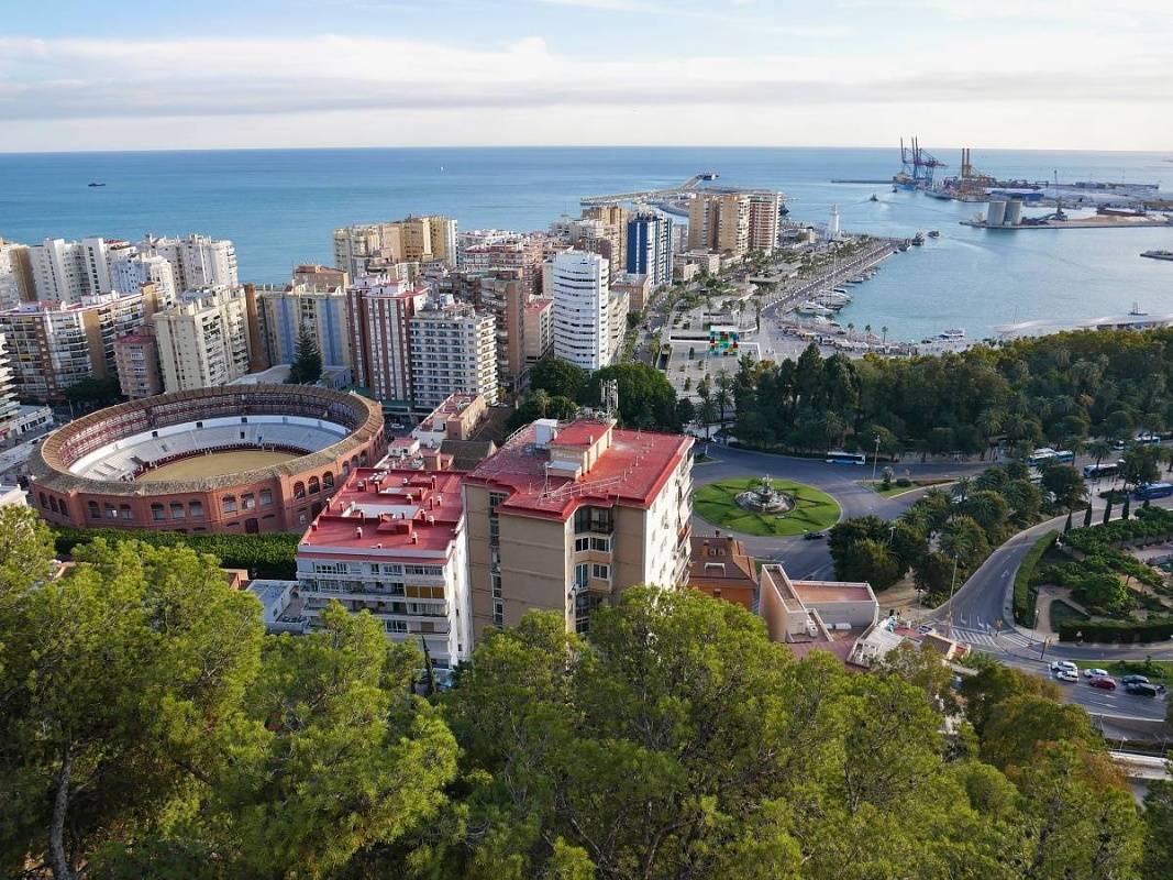 Malaga - výhľad Gibralfaro - býčia aréna a prístav s majákom