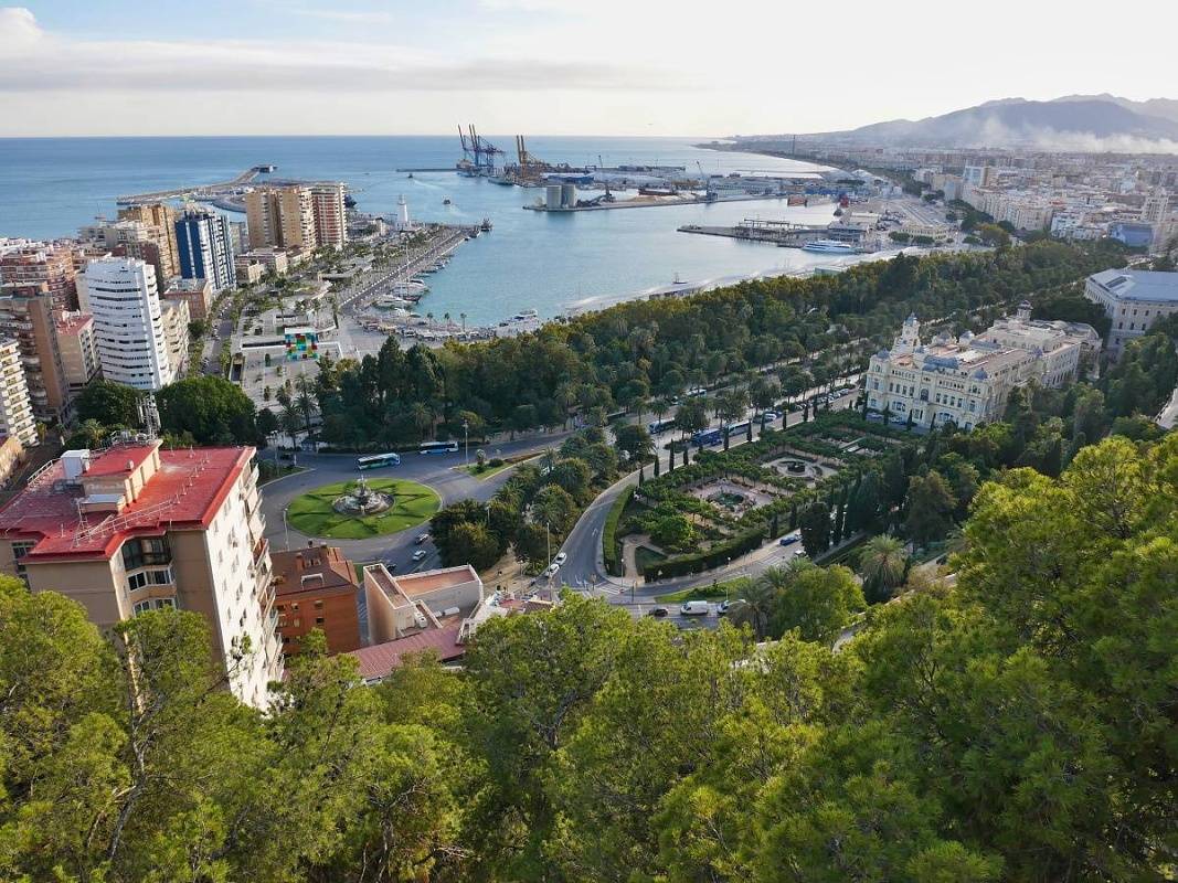 Malaga - výhľad Gibralfaro - prístav s majákom, Radnica a mestský park