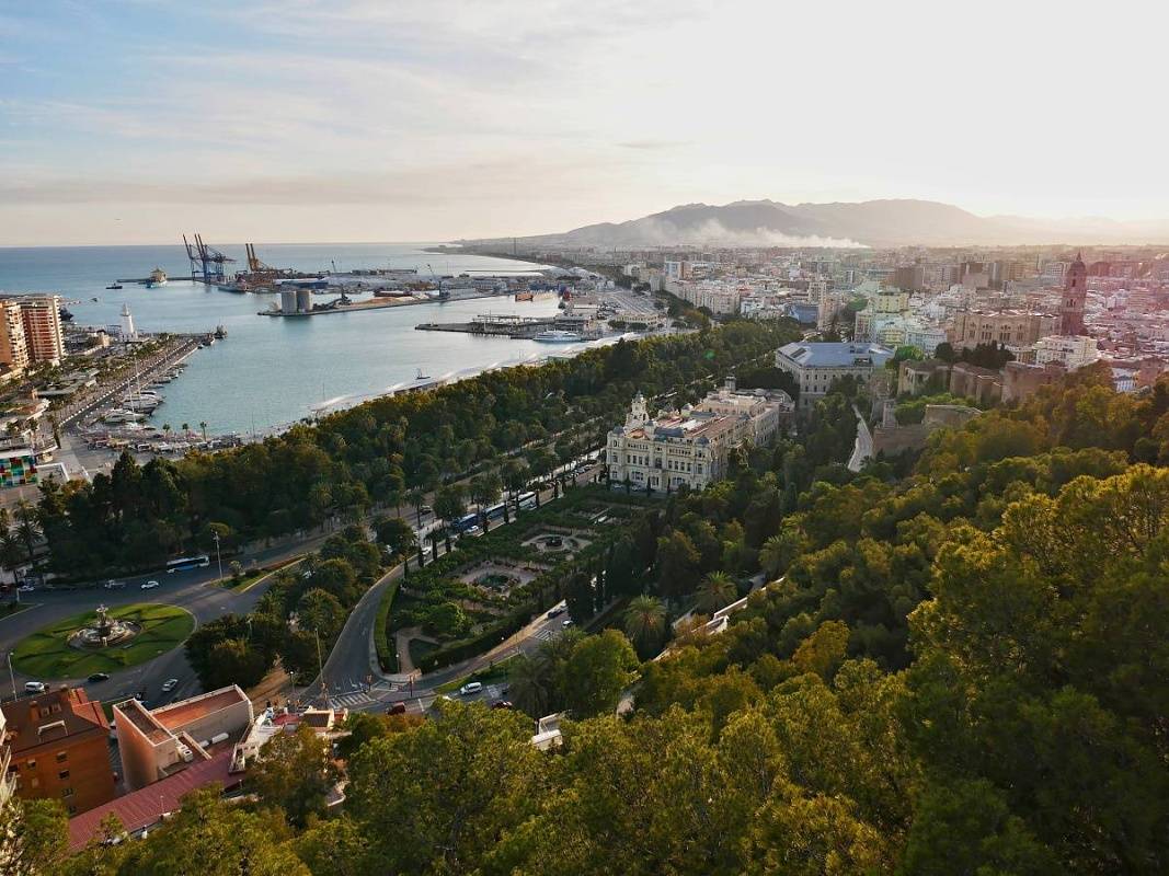 Malaga - výhľad Gibralfaro - prístav s majákom, Radnica, mestský park a Katedrála