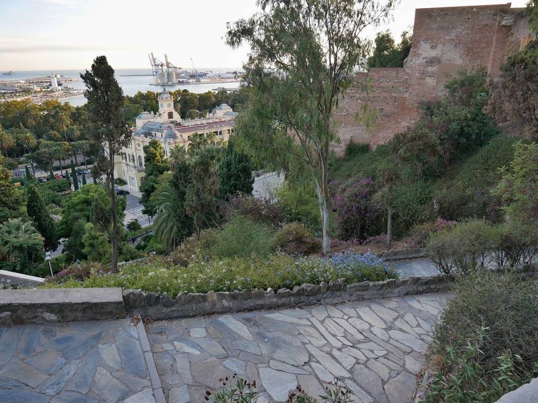 Malaga - chodník od Gibralfara - šmýkačka !!!