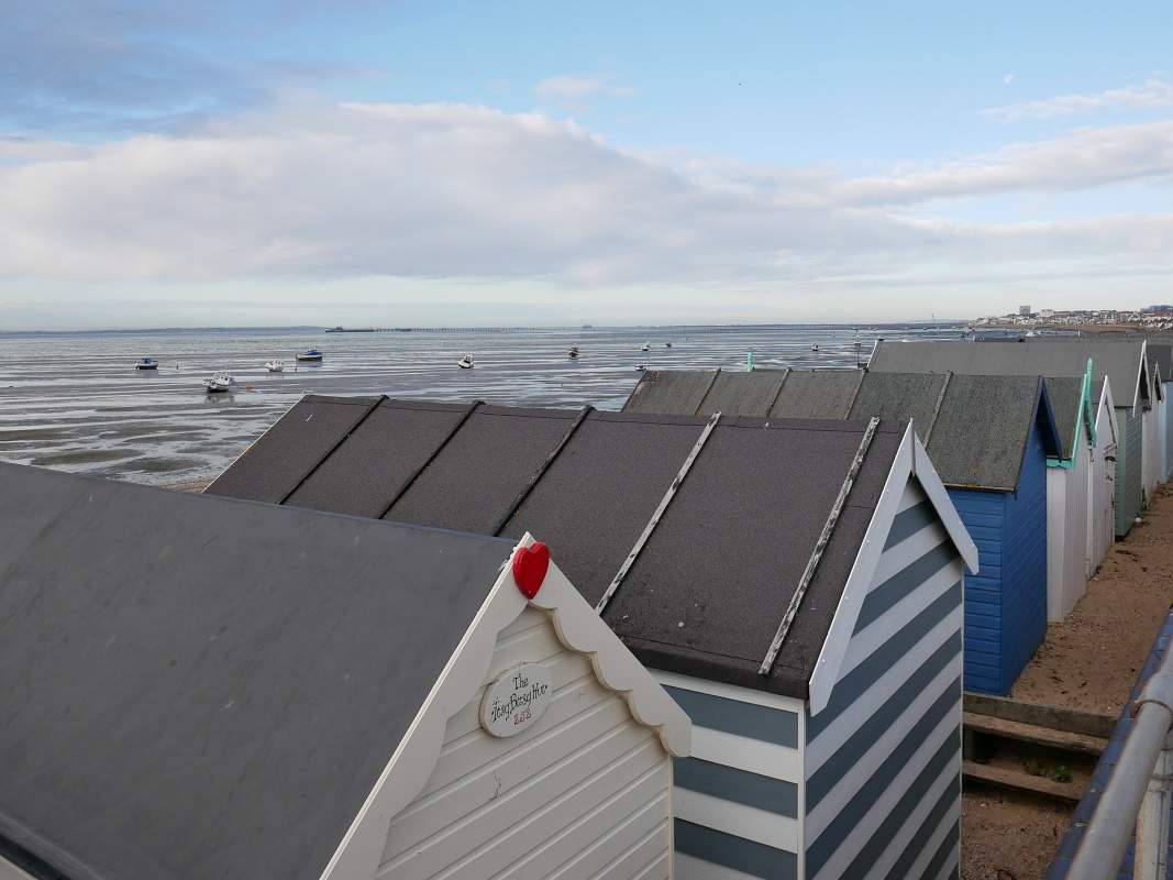 Southend - Plážové domčeky - v diaľke Southend Pier