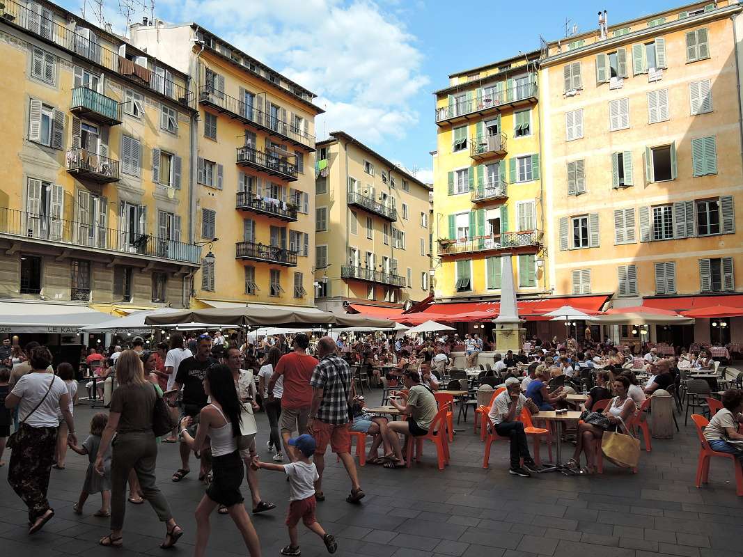 Place Rossetti pred Katedrálou